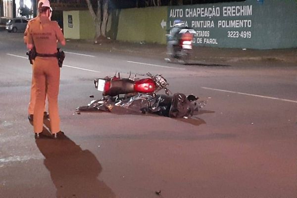 Motociclista de 34 anos morre após ser atingindo por caminhão na Rua Erechim