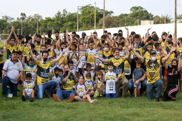 FC Cascavel entrega mais de 150 camisas e duas bicicletas para alunos do Instituto Globoaves