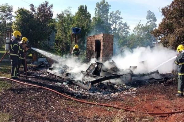 Residência é totalmente destruída por um incêndio no centro de Galvão