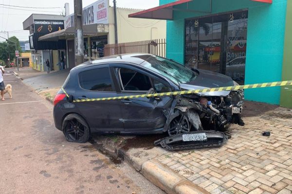 Homem passa mal e colide veículo contra ponto de ônibus no Bairro Alto Alegre