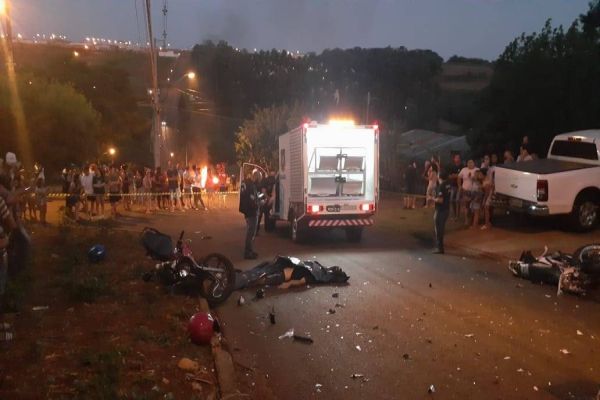 Imagem referente a notícia: Duas pessoas morrem e uma fica gravemente ferida em colisão entre motocicletas