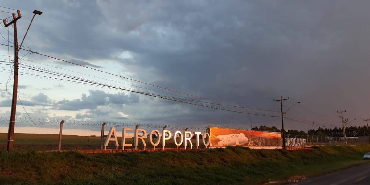 Avião faz pouso forçado e arranca fios de alta tensão próximo ao Aeroporto de Cascavel
