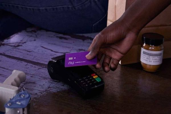 Nubank libera cartões de débito para clientes PJ