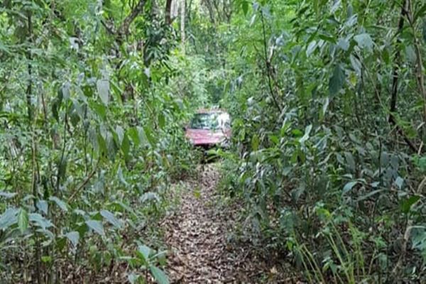 Corsa furtado é encontrado em meio a mata, antes mesmo do dono saber do furto