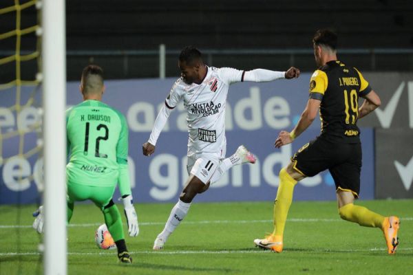 Libertadores: já classificado, Athletico-PR perde para o Peñarol