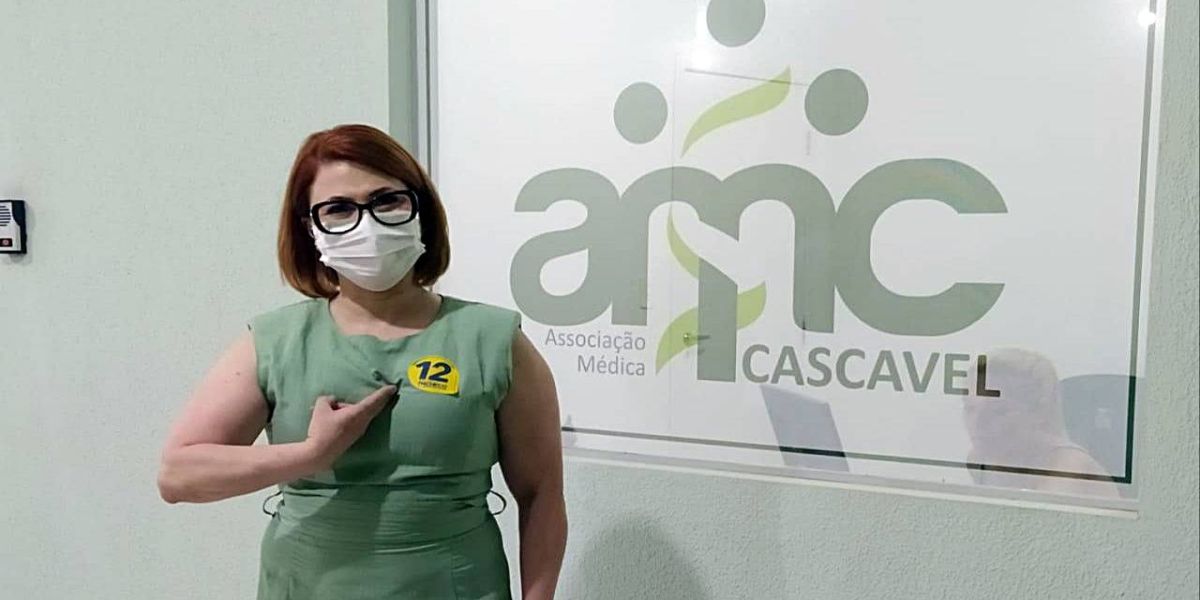 Samantha Sitnik do PDT, participa de debate na AMC com os candidatos a vice-prefeito