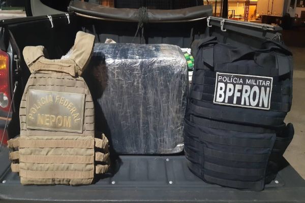 Policiais apreendem material contrabandeado na Favela do Bambu, em Foz do Iguaçu