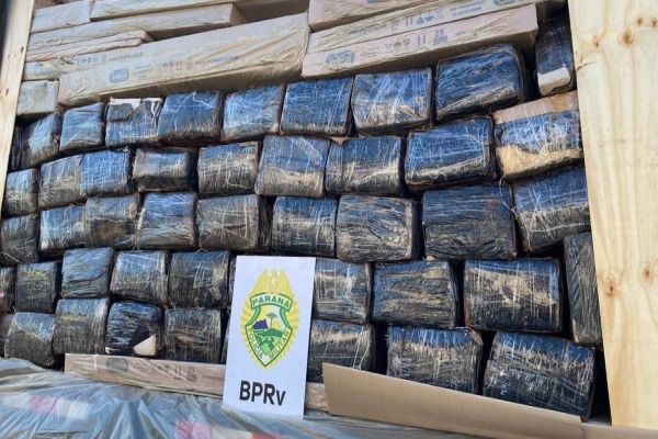 PRE Cascavel apreende caminhão carregado com mais 4 mil quilos de maconha na PR-585