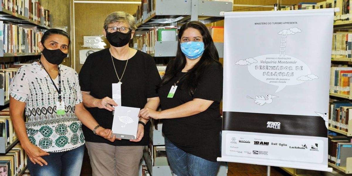 Escritora faz entrega de livros a biblioteca pública de Cascavel