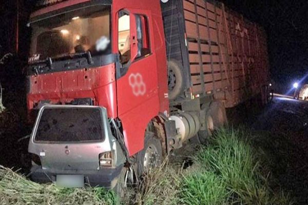 Menino de 14 anos pega carro escondido dos pais e morre ao bater de frente em caminhão