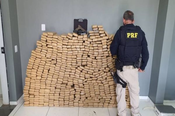 Imagem referente a notícia: PRF apreende mais de meia tonelada de maconha e uma pistola no oeste do Paraná