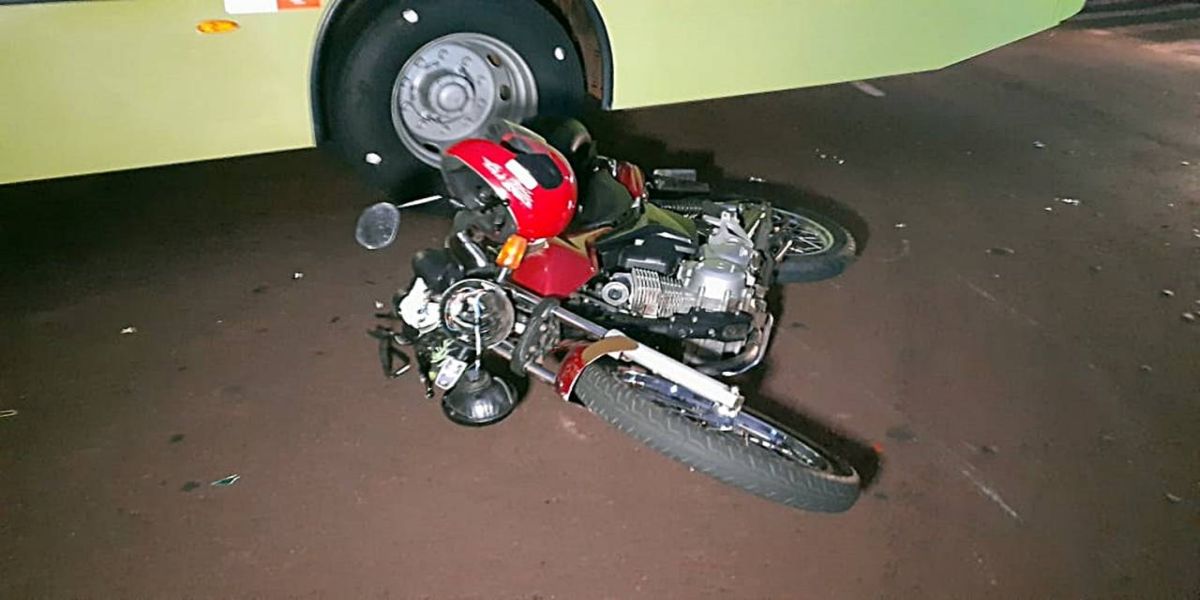 Motociclista fica ferido após colisão com ônibus no Loteamento Riviera