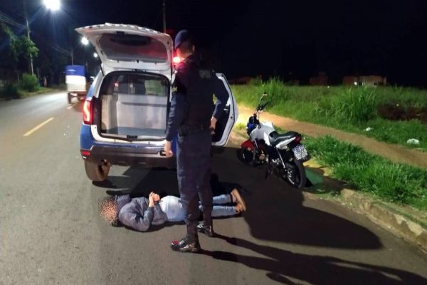 Imagem referente a notícia: Gpom da Guarda Municipal detém motociclista por direção perigosa na Av. das Pombas