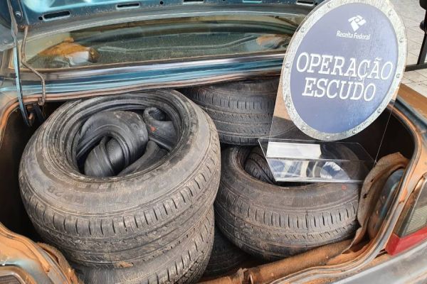 Receita Federal de Cascavel apreende veiculo carregado com 50 pneus contrabandeados
