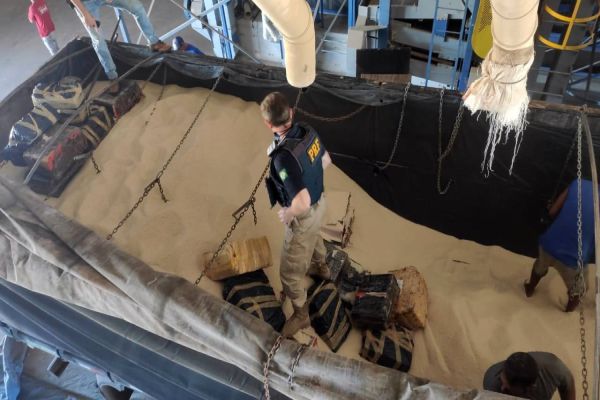 Imagem referente a notícia: PRF apreende mais de 2 toneladas de maconha no Paraná