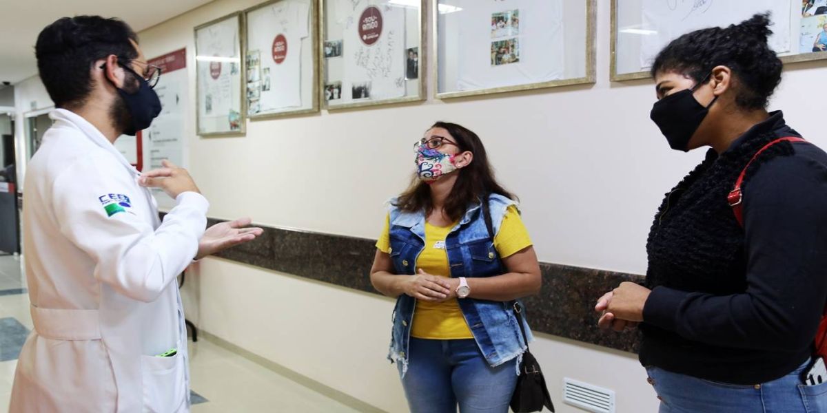 Técnico de enfermagem surdo auxilia deficientes auditivas no atendimento de mamografia na Uopeccan