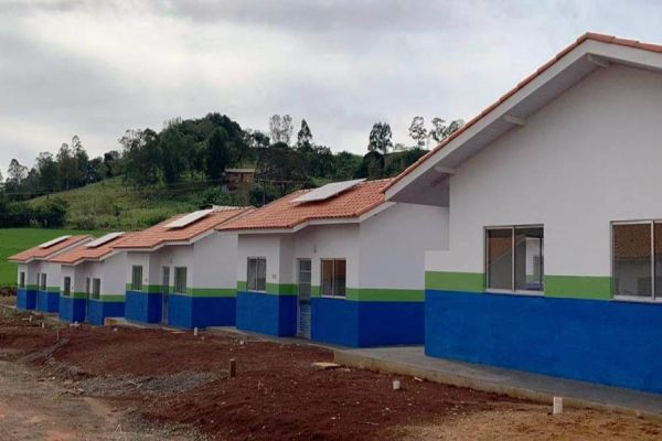 Famílias de Boa Vista da Aparecida recebem a chave da casa própria