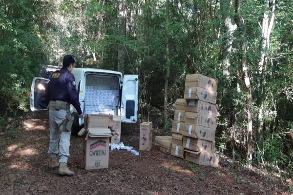 Imagem referente a notícia: PRF apreende R$ 300 mil em cigarros contrabandeados no Paraná