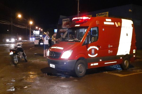 Imagem referente a notícia: Motociclista fica ferida após colisão de trânsito na Rua do Cowboy