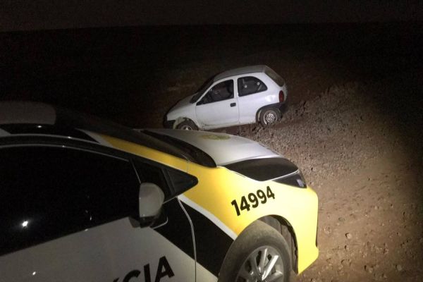 PRE Cascavel apreende veiculo com arma de fogo e entorpecentes na PR-180