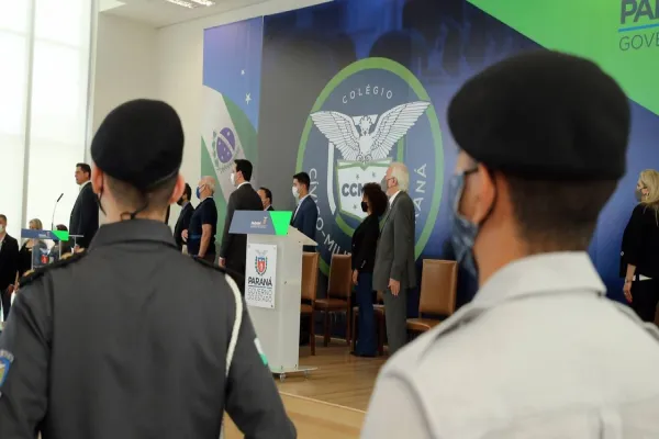 Foto relacionada a notícia: Consulta pública aprova modelo cívico-militar em 163 colégios