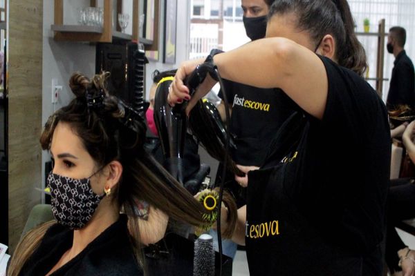 Salão de beleza sem hora marcada inaugura em Cascavel