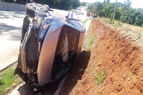 Idoso capota carro, ao tentar desviar de gato na BR-163