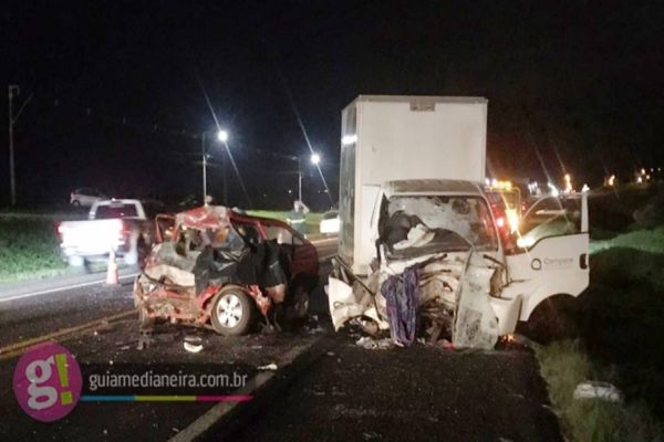 Imagem referente a notícia: Grave acidente entre veículo e caminhão deixa uma pessoa morta na BR 277 em Matelândia