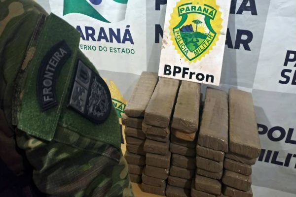 Imagem referente a notícia: BPFron apreende jovem com 38 tabletes de maconha na rodoviária de Cascavel