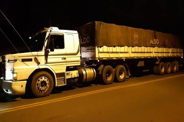 PRF apreende mais uma carreta carregada com cigarros em Guaíra