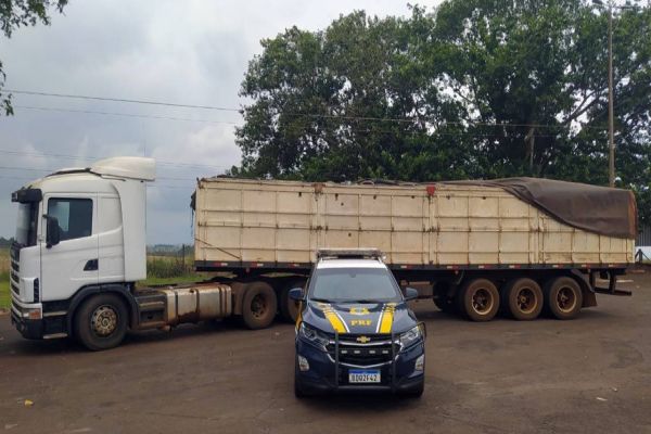Imagem referente a notícia: PRF apreende carreta com mais de R$ 1,5 mi em cigarros contrabandeados em Santa Terezinha de Itaipu