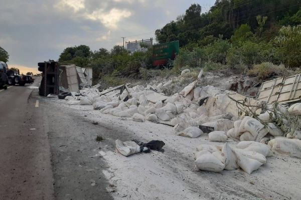 Imagem referente a notícia: Carreta carregada com farinha tomba na BR-467 nas proximidades do Contorno Oeste