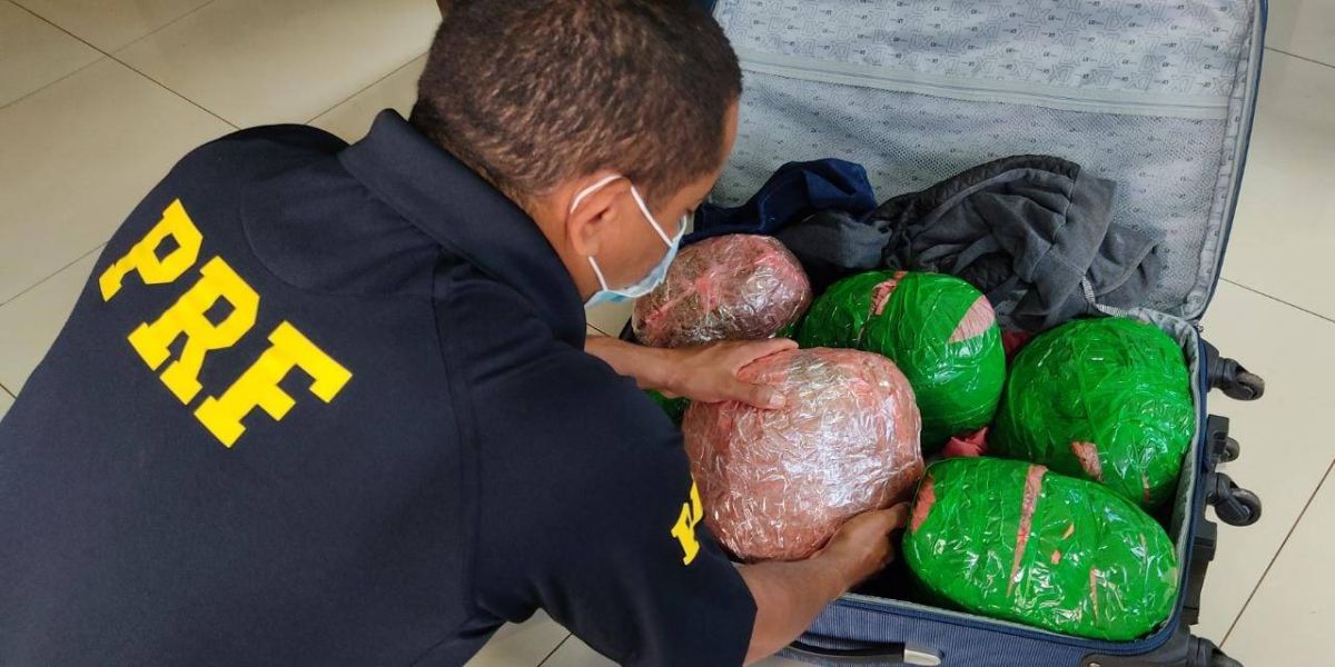 PRF apreende droga em veículo que fazia o transporte de pessoas em aplicativo de carona