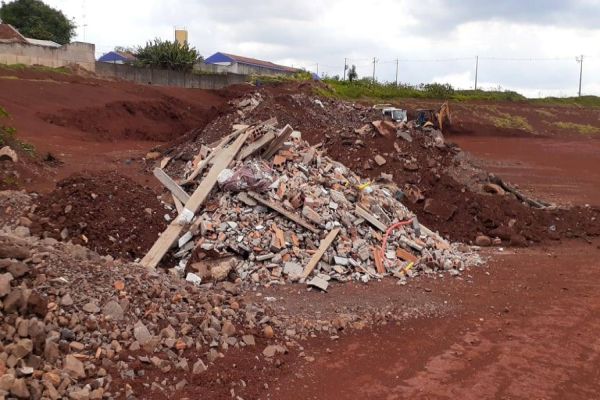 Moradores questionam o uso de entulho e massa asfáltica em alargamento de rua ao lado de nascentes