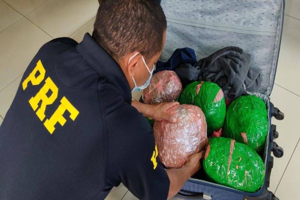 PRF apreende droga em veículo que fazia o transporte de pessoas em aplicativo de carona