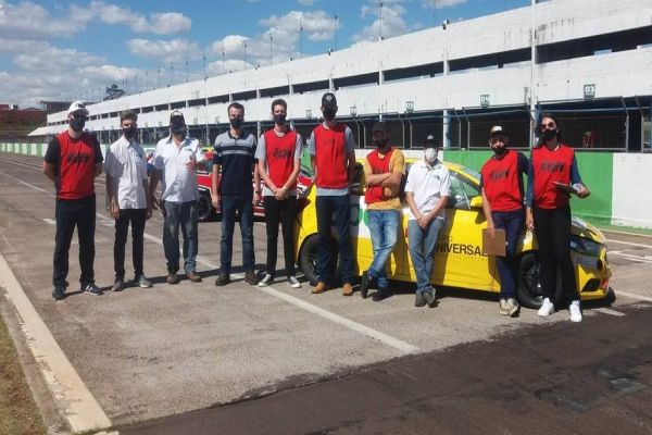 Cascavel de Ouro: alunos de Engenharia Mecânica participam na organização da disputa automobilística