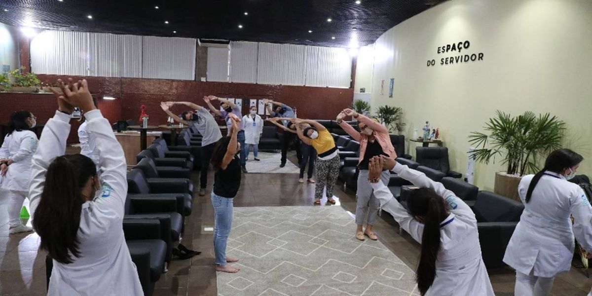 Em prol da saúde, servidores se exercitam em aulas de ginástica laboral