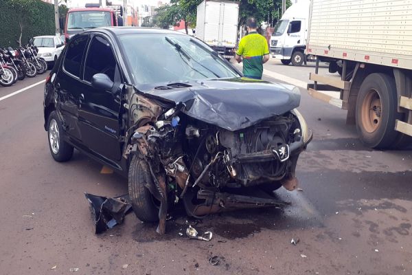 Jovem de 18 anos fica ferida em forte colisão entre três veículos Bairro Alto Alegre