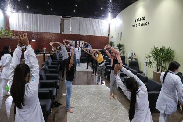 Em prol da saúde, servidores se exercitam em aulas de ginástica laboral