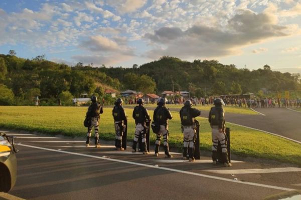 Após saque de carga e vilipêndio de cadáver, indígenas interditam rodovia no Paraná e atacam PRF