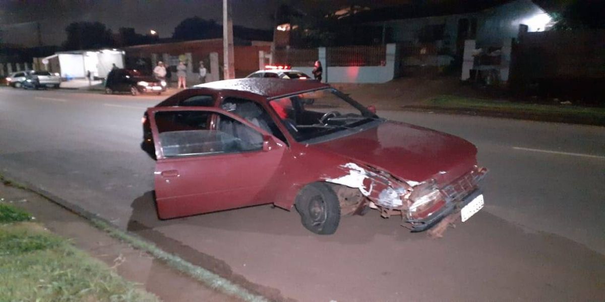 Roda de Kadett é arrancada após colisão de trânsito na Avenida das Pombas