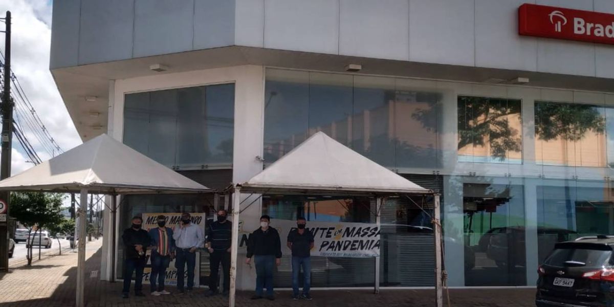 Sindicato de Cascavel volta a protestar contra demissões em massa no Banco Bradesco