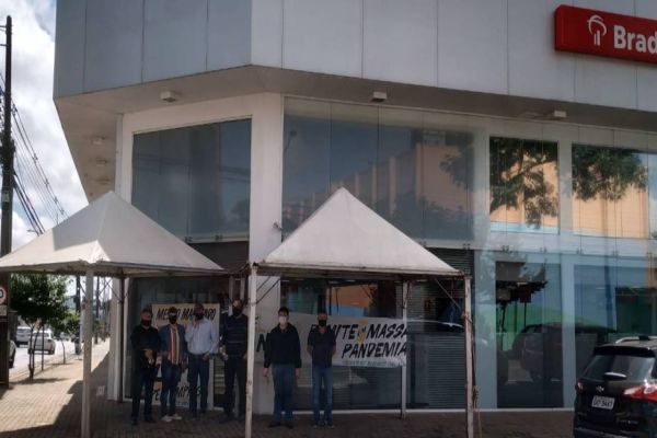 Sindicato de Cascavel volta a protestar contra demissões em massa no Banco Bradesco