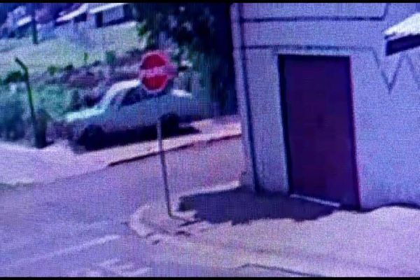 Câmera de segurança registra homem atropelando sua ex-mulher no Bairro Interlagos
