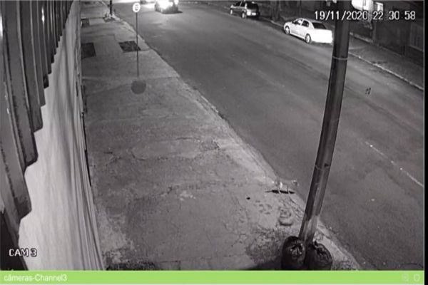 Ajude a noninha: Mulher tenta localizar veículo que atropelou cachorro no Bairro São Cristóvão