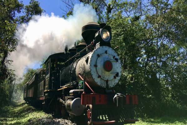 Maria-fumaça entre Morretes e Antonina vira atração no Litoral