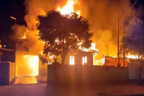 Incêndio de grandes proporções destrói duas casas no Jardim Vera Lúcia em Corbélia