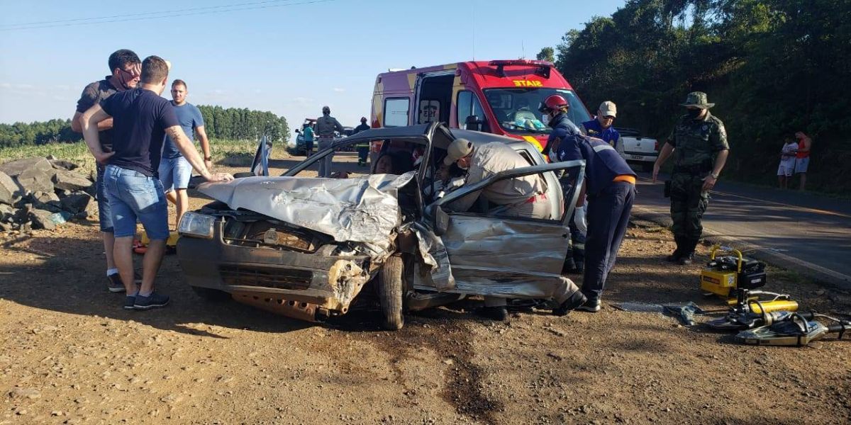 Grave acidente envolve três carros e um caminhão na PR-180 e deixa feridos