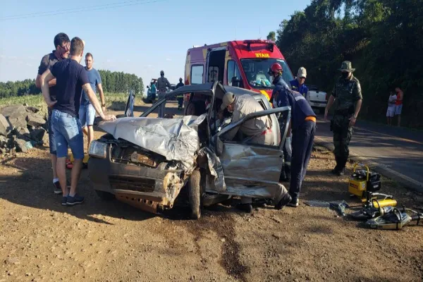 Foto relacionada a notícia: Grave acidente envolve três carros e um caminhão na PR-180 e deixa feridos