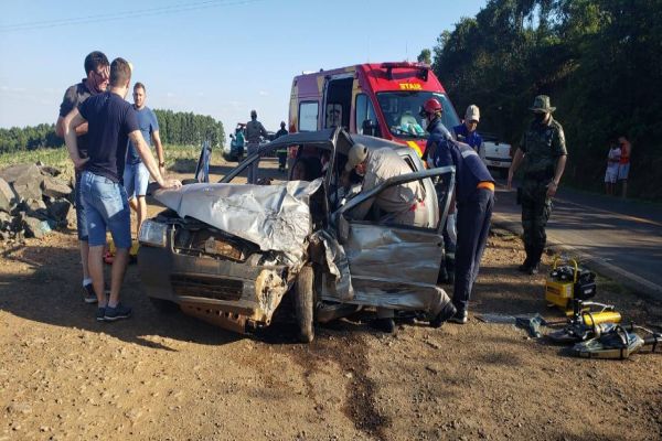 Grave acidente envolve três carros e um caminhão na PR-180 e deixa feridos